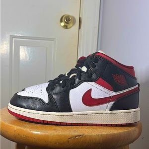 Jordan 1 mid gym red black white